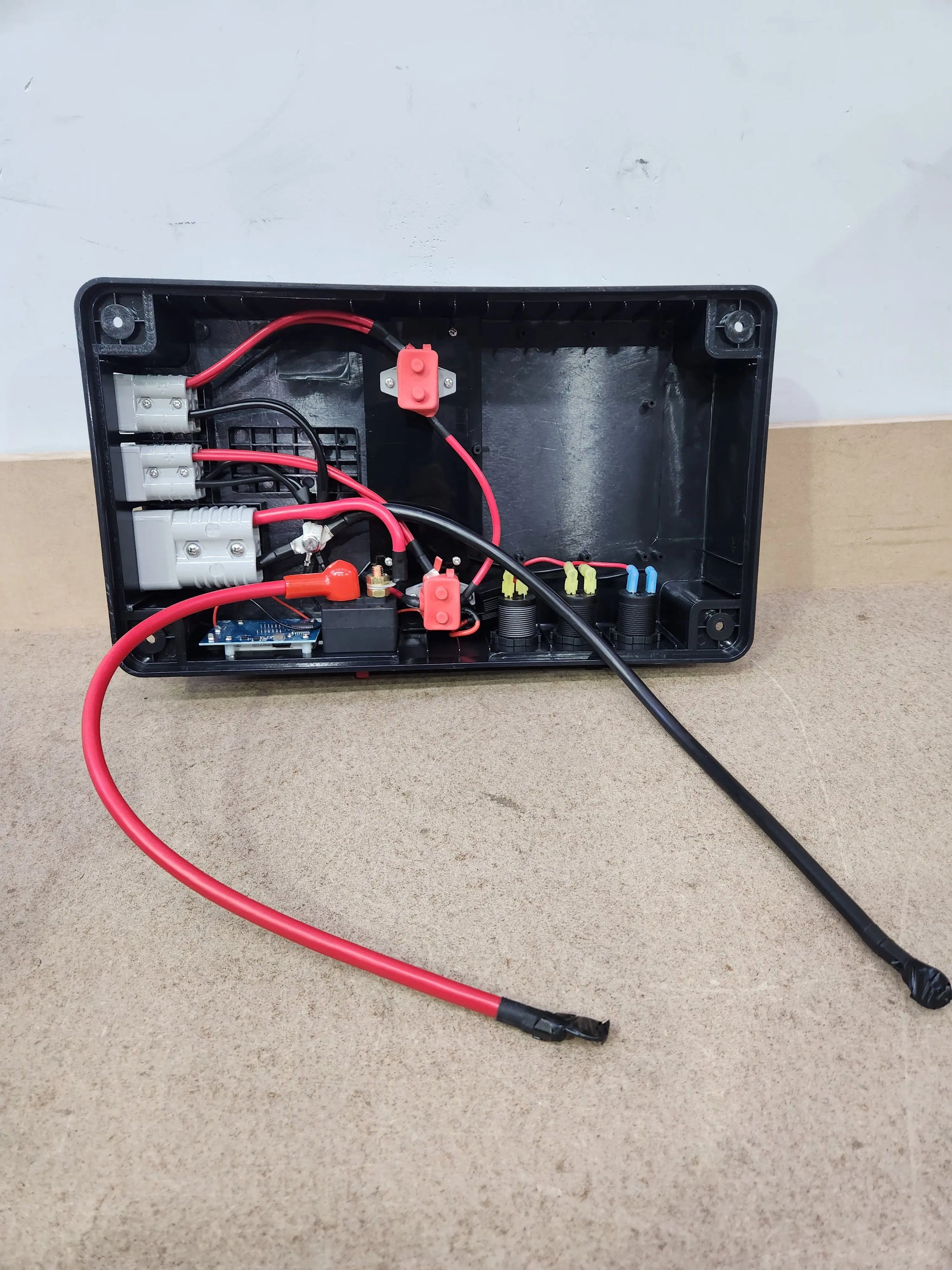 12v DCDC Charger Box (Black) Ideal for Lithium Battery - Everything Caravans